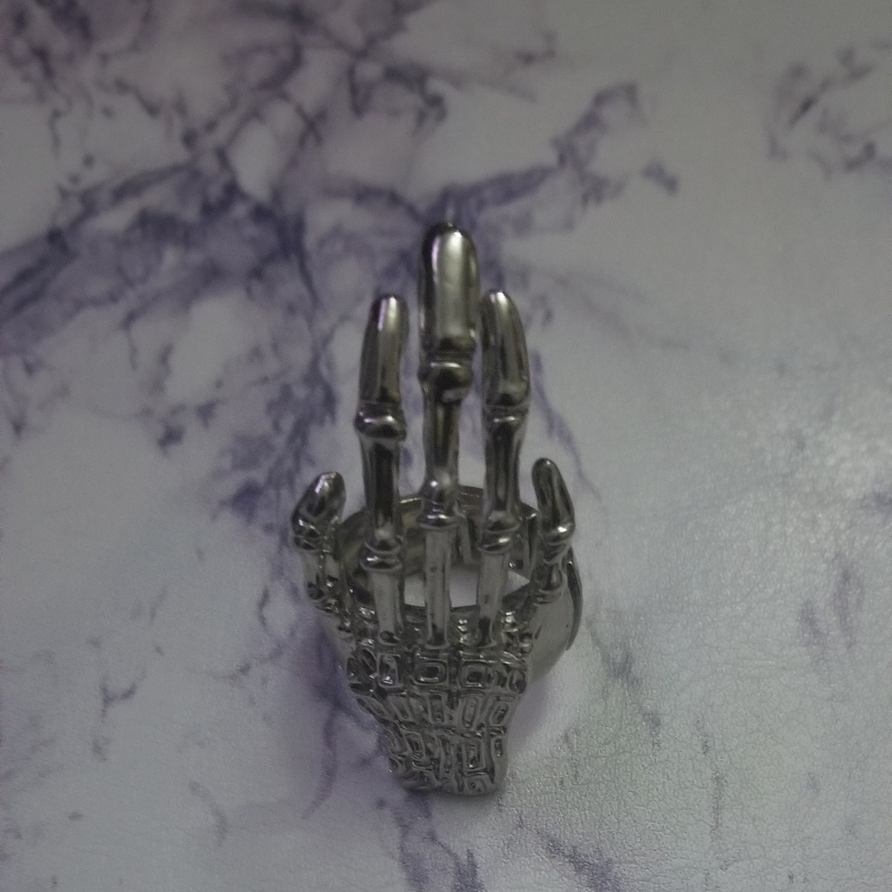 Skeleton hand ring - Picture 4 of 4